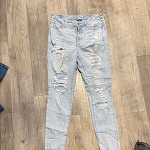 American Eagle Light Wash Distressed Women’s Jeans